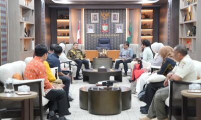 KATADIA MAKASSAR – Pemerintah Kota Makassar menegaskan bahwa penataan pedagang kaki lima (PKL) yang dilakukan di sejumlah titik bukan merupakan penggusuran, melainkan langkah strategis untuk mengembalikan fungsi ruang publik agar lebih tertib, aman, dan nyaman bagi masyarakat. Penegasan tersebut disampaikan Wali Kota Makassar, Munafri Arifuddin, saat menerima kunjungan tim dosen Universitas Hasanuddin (Unhas) yang tengah melakukan penelitian bertajuk Reclaiming Public Space atau pengembalian fungsi ruang publik melalui penataan PKL di Kota Makassar, Kamis (9/7/2026). Menurut Munafri, pemerintah tidak pernah melarang masyarakat mencari nafkah. Namun, aktivitas perdagangan harus dilakukan di lokasi yang sesuai dengan aturan tata ruang dan tidak mengganggu fungsi fasilitas umum. "Tidak ada yang melarang orang berdagang di Kota Makassar. Silakan mencari nafkah, silakan berjualan. Tapi jangan mencari nafkah di tempat yang memang dilarang dan tidak sesuai aturan," ujarnya. Appi, sapaan akrab Munafri Arifuddin, menjelaskan penataan menyasar bangunan liar dan lapak PKL yang berdiri di atas trotoar, menutup saluran drainase, hingga memanfaatkan fasilitas umum yang bukan peruntukannya. Ia mengungkapkan, penertiban dilakukan sebagai respons atas berbagai keluhan masyarakat terkait kemacetan lalu lintas, terganggunya hak pejalan kaki, hingga saluran drainase yang tertutup lapak sehingga memicu genangan saat hujan. Karena itu, melalui penataan tersebut trotoar dikembalikan kepada fungsi utamanya sebagai jalur pejalan kaki, saluran drainase dibuka kembali agar aliran air lancar, sekaligus memperbaiki estetika kawasan perkotaan. Dalam setiap proses penertiban, Pemkot Makassar mengedepankan pendekatan yang humanis dan persuasif melalui edukasi, dialog, peringatan lisan, hingga teguran tertulis sebelum relokasi dilaksanakan. "Pendekatan tentu lewat dialog, edukasi yang membuahkan hasil positif. Di sejumlah lokasi, para pedagang memilih membongkar lapaknya secara mandiri tanpa adanya gesekan," tutur Appi. Pemkot Makassar juga telah menyiapkan sejumlah lokasi relokasi bagi para PKL, di antaranya Terminal Daya, Terminal Malengkeri, kawasan GOR, Car Free Day Boulevard, Pasar Kampung Baru, serta sejumlah pasar yang masih memiliki ruang kosong. Menurut Appi, penataan bukan sekadar penertiban, tetapi juga disertai solusi agar pelaku usaha tetap dapat menjalankan aktivitas ekonominya di tempat yang lebih tertib dan representatif. "Jadi, bukan soal gusur atau pembongkaran, tapi ada solusi yang kami siapkan," tegasnya. Selain menyiapkan lokasi relokasi, Pemerintah Kota Makassar juga membuka akses pembiayaan melalui skema Kredit Usaha Rakyat (KUR) bagi pedagang yang bersedia menempati lokasi usaha yang legal. Pemkot Makassar akan bekerja sama dengan sejumlah perbankan, termasuk Bank Sulselbar, guna mempermudah akses permodalan bagi para pelaku UMKM. "Semua penjual yang ditertibkan, kemudian membuka usaha kembali di tempat yang tidak dilarang, akan kita bantu akses langsung ke perbankan untuk mendapatkan KUR," jelas Munafri. Ia menambahkan, pemerintah juga akan menggandeng perusahaan melalui program Corporate Social Responsibility (CSR) untuk mendukung pembinaan dan penguatan usaha para PKL. Sementara itu, kebijakan penataan dan relokasi PKL yang dijalankan Pemerintah Kota Makassar mendapat perhatian kalangan akademisi dan akan menjadi salah satu studi kasus dalam konferensi akademik internasional di Barcelona, Spanyol. Direktur Kemahasiswaan Universitas Hasanuddin, Abdullah Sanusi, mengatakan penelitian tersebut bertujuan mengukur dampak relokasi terhadap para pedagang, mulai dari perubahan pendapatan, perkembangan usaha, hingga dampak sosial ekonomi yang ditimbulkan. "Hasil penelitian ini nantinya akan menjadi bahan yang dipresentasikan pada konferensi akademik di Barcelona," ujarnya. Menurut Abdullah, penelitian tersebut diharapkan dapat menghadirkan data ilmiah mengenai dampak kebijakan penataan PKL sehingga berbagai opini yang berkembang di masyarakat dapat dijawab secara objektif dan berbasis fakta.