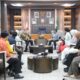 KATADIA MAKASSAR – Pemerintah Kota Makassar menegaskan bahwa penataan pedagang kaki lima (PKL) yang dilakukan di sejumlah titik bukan merupakan penggusuran, melainkan langkah strategis untuk mengembalikan fungsi ruang publik agar lebih tertib, aman, dan nyaman bagi masyarakat. Penegasan tersebut disampaikan Wali Kota Makassar, Munafri Arifuddin, saat menerima kunjungan tim dosen Universitas Hasanuddin (Unhas) yang tengah melakukan penelitian bertajuk Reclaiming Public Space atau pengembalian fungsi ruang publik melalui penataan PKL di Kota Makassar, Kamis (9/7/2026). Menurut Munafri, pemerintah tidak pernah melarang masyarakat mencari nafkah. Namun, aktivitas perdagangan harus dilakukan di lokasi yang sesuai dengan aturan tata ruang dan tidak mengganggu fungsi fasilitas umum. "Tidak ada yang melarang orang berdagang di Kota Makassar. Silakan mencari nafkah, silakan berjualan. Tapi jangan mencari nafkah di tempat yang memang dilarang dan tidak sesuai aturan," ujarnya. Appi, sapaan akrab Munafri Arifuddin, menjelaskan penataan menyasar bangunan liar dan lapak PKL yang berdiri di atas trotoar, menutup saluran drainase, hingga memanfaatkan fasilitas umum yang bukan peruntukannya. Ia mengungkapkan, penertiban dilakukan sebagai respons atas berbagai keluhan masyarakat terkait kemacetan lalu lintas, terganggunya hak pejalan kaki, hingga saluran drainase yang tertutup lapak sehingga memicu genangan saat hujan. Karena itu, melalui penataan tersebut trotoar dikembalikan kepada fungsi utamanya sebagai jalur pejalan kaki, saluran drainase dibuka kembali agar aliran air lancar, sekaligus memperbaiki estetika kawasan perkotaan. Dalam setiap proses penertiban, Pemkot Makassar mengedepankan pendekatan yang humanis dan persuasif melalui edukasi, dialog, peringatan lisan, hingga teguran tertulis sebelum relokasi dilaksanakan. "Pendekatan tentu lewat dialog, edukasi yang membuahkan hasil positif. Di sejumlah lokasi, para pedagang memilih membongkar lapaknya secara mandiri tanpa adanya gesekan," tutur Appi. Pemkot Makassar juga telah menyiapkan sejumlah lokasi relokasi bagi para PKL, di antaranya Terminal Daya, Terminal Malengkeri, kawasan GOR, Car Free Day Boulevard, Pasar Kampung Baru, serta sejumlah pasar yang masih memiliki ruang kosong. Menurut Appi, penataan bukan sekadar penertiban, tetapi juga disertai solusi agar pelaku usaha tetap dapat menjalankan aktivitas ekonominya di tempat yang lebih tertib dan representatif. "Jadi, bukan soal gusur atau pembongkaran, tapi ada solusi yang kami siapkan," tegasnya. Selain menyiapkan lokasi relokasi, Pemerintah Kota Makassar juga membuka akses pembiayaan melalui skema Kredit Usaha Rakyat (KUR) bagi pedagang yang bersedia menempati lokasi usaha yang legal. Pemkot Makassar akan bekerja sama dengan sejumlah perbankan, termasuk Bank Sulselbar, guna mempermudah akses permodalan bagi para pelaku UMKM. "Semua penjual yang ditertibkan, kemudian membuka usaha kembali di tempat yang tidak dilarang, akan kita bantu akses langsung ke perbankan untuk mendapatkan KUR," jelas Munafri. Ia menambahkan, pemerintah juga akan menggandeng perusahaan melalui program Corporate Social Responsibility (CSR) untuk mendukung pembinaan dan penguatan usaha para PKL. Sementara itu, kebijakan penataan dan relokasi PKL yang dijalankan Pemerintah Kota Makassar mendapat perhatian kalangan akademisi dan akan menjadi salah satu studi kasus dalam konferensi akademik internasional di Barcelona, Spanyol. Direktur Kemahasiswaan Universitas Hasanuddin, Abdullah Sanusi, mengatakan penelitian tersebut bertujuan mengukur dampak relokasi terhadap para pedagang, mulai dari perubahan pendapatan, perkembangan usaha, hingga dampak sosial ekonomi yang ditimbulkan. "Hasil penelitian ini nantinya akan menjadi bahan yang dipresentasikan pada konferensi akademik di Barcelona," ujarnya. Menurut Abdullah, penelitian tersebut diharapkan dapat menghadirkan data ilmiah mengenai dampak kebijakan penataan PKL sehingga berbagai opini yang berkembang di masyarakat dapat dijawab secara objektif dan berbasis fakta.