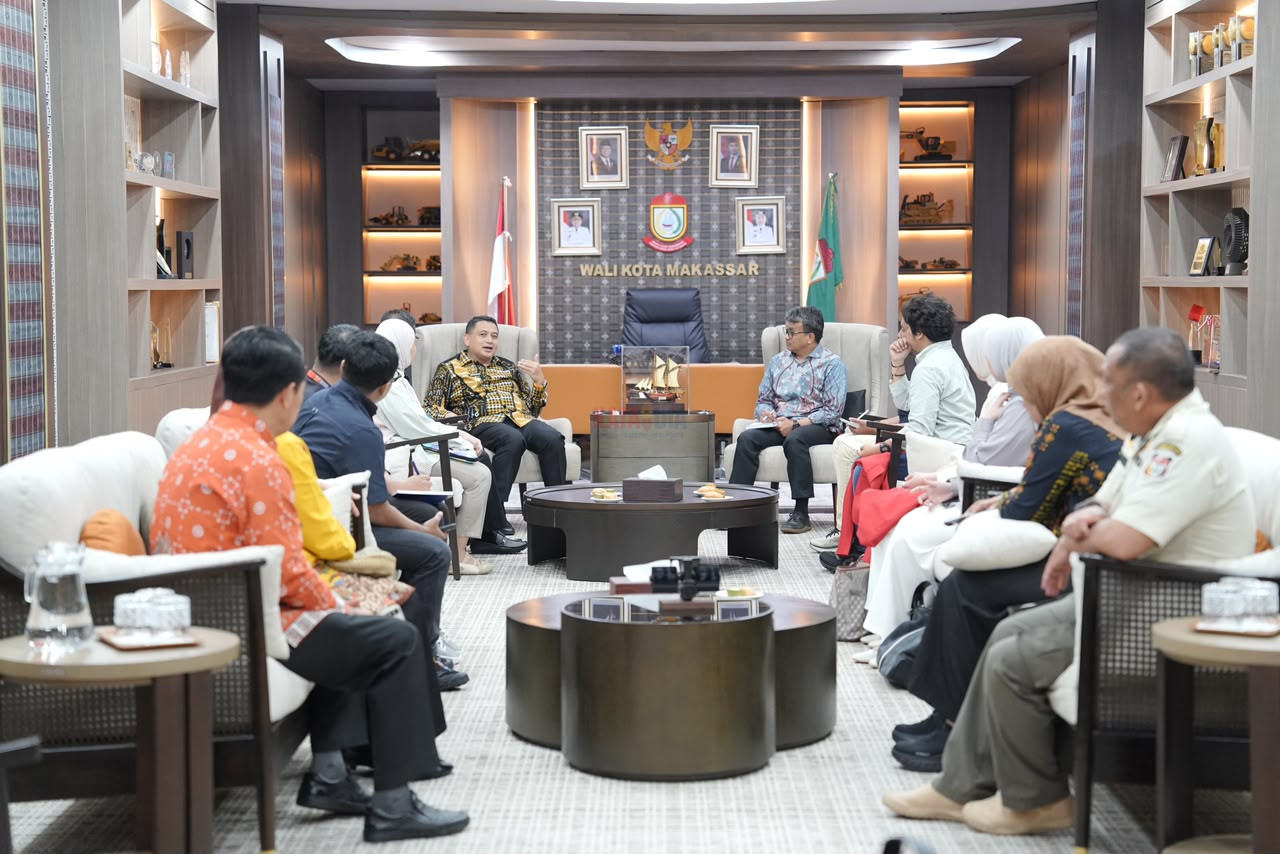KATADIA MAKASSAR – Pemerintah Kota Makassar menegaskan bahwa penataan pedagang kaki lima (PKL) yang dilakukan di sejumlah titik bukan merupakan penggusuran, melainkan langkah strategis untuk mengembalikan fungsi ruang publik agar lebih tertib, aman, dan nyaman bagi masyarakat. Penegasan tersebut disampaikan Wali Kota Makassar, Munafri Arifuddin, saat menerima kunjungan tim dosen Universitas Hasanuddin (Unhas) yang tengah melakukan penelitian bertajuk Reclaiming Public Space atau pengembalian fungsi ruang publik melalui penataan PKL di Kota Makassar, Kamis (9/7/2026). Menurut Munafri, pemerintah tidak pernah melarang masyarakat mencari nafkah. Namun, aktivitas perdagangan harus dilakukan di lokasi yang sesuai dengan aturan tata ruang dan tidak mengganggu fungsi fasilitas umum. "Tidak ada yang melarang orang berdagang di Kota Makassar. Silakan mencari nafkah, silakan berjualan. Tapi jangan mencari nafkah di tempat yang memang dilarang dan tidak sesuai aturan," ujarnya. Appi, sapaan akrab Munafri Arifuddin, menjelaskan penataan menyasar bangunan liar dan lapak PKL yang berdiri di atas trotoar, menutup saluran drainase, hingga memanfaatkan fasilitas umum yang bukan peruntukannya. Ia mengungkapkan, penertiban dilakukan sebagai respons atas berbagai keluhan masyarakat terkait kemacetan lalu lintas, terganggunya hak pejalan kaki, hingga saluran drainase yang tertutup lapak sehingga memicu genangan saat hujan. Karena itu, melalui penataan tersebut trotoar dikembalikan kepada fungsi utamanya sebagai jalur pejalan kaki, saluran drainase dibuka kembali agar aliran air lancar, sekaligus memperbaiki estetika kawasan perkotaan. Dalam setiap proses penertiban, Pemkot Makassar mengedepankan pendekatan yang humanis dan persuasif melalui edukasi, dialog, peringatan lisan, hingga teguran tertulis sebelum relokasi dilaksanakan. "Pendekatan tentu lewat dialog, edukasi yang membuahkan hasil positif. Di sejumlah lokasi, para pedagang memilih membongkar lapaknya secara mandiri tanpa adanya gesekan," tutur Appi. Pemkot Makassar juga telah menyiapkan sejumlah lokasi relokasi bagi para PKL, di antaranya Terminal Daya, Terminal Malengkeri, kawasan GOR, Car Free Day Boulevard, Pasar Kampung Baru, serta sejumlah pasar yang masih memiliki ruang kosong. Menurut Appi, penataan bukan sekadar penertiban, tetapi juga disertai solusi agar pelaku usaha tetap dapat menjalankan aktivitas ekonominya di tempat yang lebih tertib dan representatif. "Jadi, bukan soal gusur atau pembongkaran, tapi ada solusi yang kami siapkan," tegasnya. Selain menyiapkan lokasi relokasi, Pemerintah Kota Makassar juga membuka akses pembiayaan melalui skema Kredit Usaha Rakyat (KUR) bagi pedagang yang bersedia menempati lokasi usaha yang legal. Pemkot Makassar akan bekerja sama dengan sejumlah perbankan, termasuk Bank Sulselbar, guna mempermudah akses permodalan bagi para pelaku UMKM. "Semua penjual yang ditertibkan, kemudian membuka usaha kembali di tempat yang tidak dilarang, akan kita bantu akses langsung ke perbankan untuk mendapatkan KUR," jelas Munafri. Ia menambahkan, pemerintah juga akan menggandeng perusahaan melalui program Corporate Social Responsibility (CSR) untuk mendukung pembinaan dan penguatan usaha para PKL. Sementara itu, kebijakan penataan dan relokasi PKL yang dijalankan Pemerintah Kota Makassar mendapat perhatian kalangan akademisi dan akan menjadi salah satu studi kasus dalam konferensi akademik internasional di Barcelona, Spanyol. Direktur Kemahasiswaan Universitas Hasanuddin, Abdullah Sanusi, mengatakan penelitian tersebut bertujuan mengukur dampak relokasi terhadap para pedagang, mulai dari perubahan pendapatan, perkembangan usaha, hingga dampak sosial ekonomi yang ditimbulkan. "Hasil penelitian ini nantinya akan menjadi bahan yang dipresentasikan pada konferensi akademik di Barcelona," ujarnya. Menurut Abdullah, penelitian tersebut diharapkan dapat menghadirkan data ilmiah mengenai dampak kebijakan penataan PKL sehingga berbagai opini yang berkembang di masyarakat dapat dijawab secara objektif dan berbasis fakta.