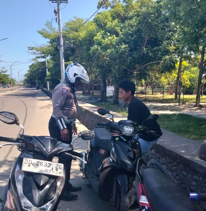 Satuan Lalu Lintas (Satlantas) Polres Bulukumba meningkatkan patroli rutin di kawasan Jalan Dua Jalur Pantai Merpati