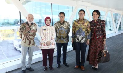 Wakil Wali Kota Makassar, Aliyah Mustika Ilham, menyambut kedatangan Menteri Kesehatan Republik Indonesia, Budi Gunadi Sadikin, di Bandara Internasional Sultan Hasanuddin,