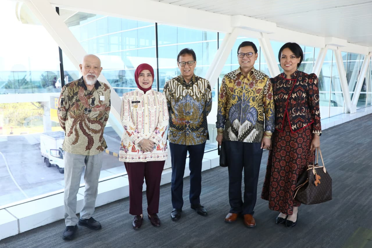 Wakil Wali Kota Makassar, Aliyah Mustika Ilham, menyambut kedatangan Menteri Kesehatan Republik Indonesia, Budi Gunadi Sadikin, di Bandara Internasional Sultan Hasanuddin,