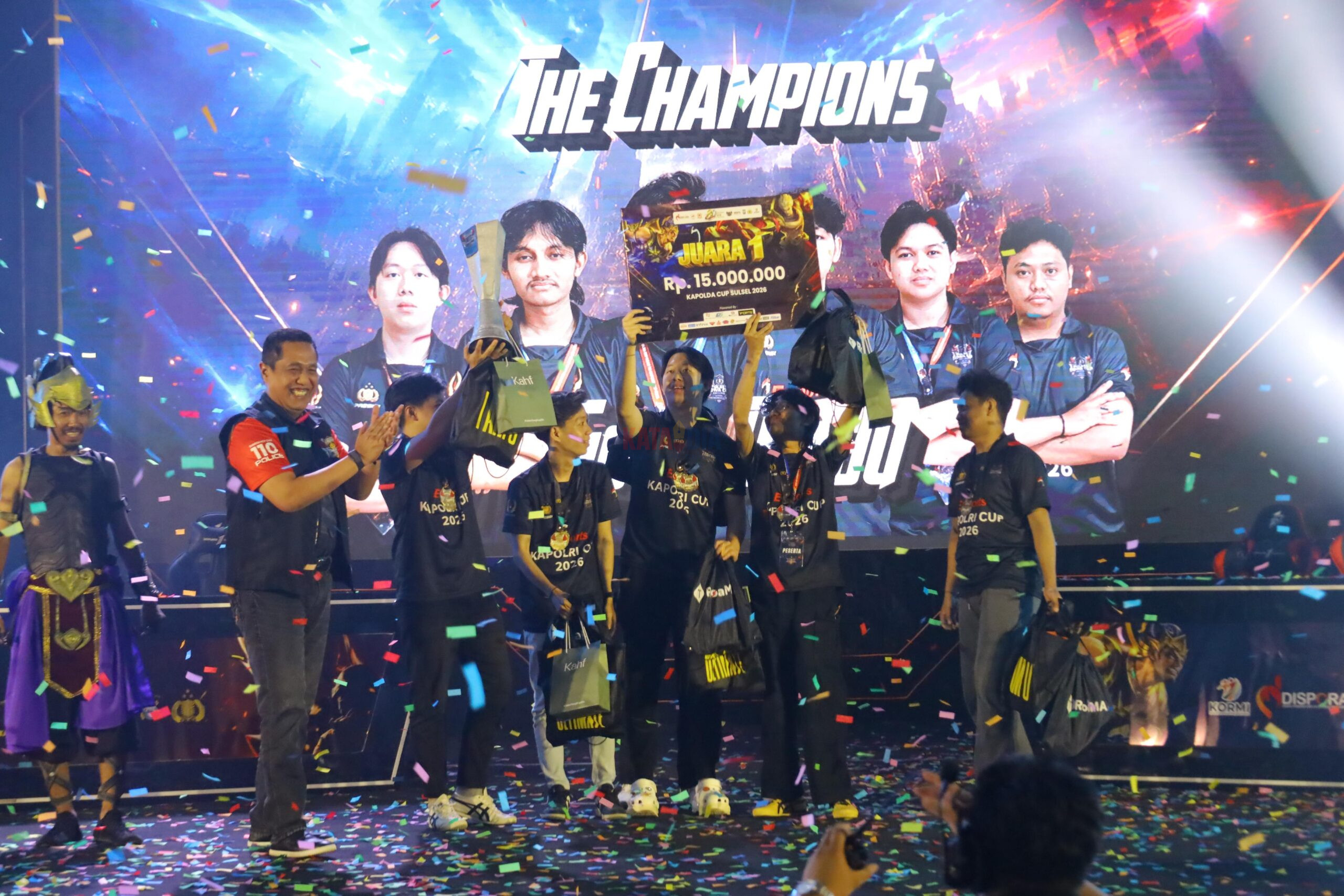Kapolda Sulawesi Selatan Irjen Pol. Djuhandhani Rahardjo Puro secara resmi menyerahkan piala bergilir pada Closing Ceremony Tournament E-Sport Kapolda Cup Road to Kapolri Cup 2026