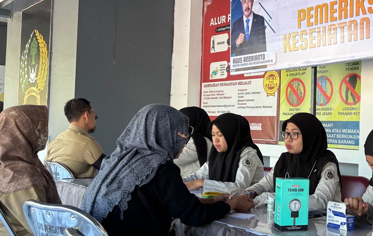 Lembaga Pemasyarakatan (Lapas) Kelas I Makassar menggelar pemeriksaan kesehatan gratis bagi keluarga warga binaan dan masyarakat sekitar