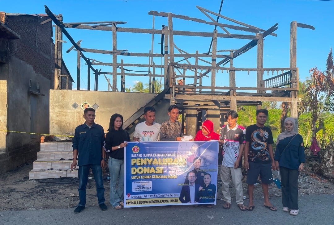 Karang Taruna Kabupaten Barru menyalurkan bantuan donasi kepada korban kebakaran di Lingkungan Juppai,