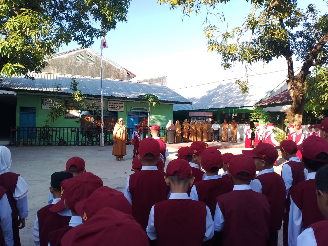 SD Muhammadiyah Perumnas mengawali Tahun Ajaran 2026/2027 dengan melaksanakan upacara bendera perdana yang berlangsung khidmat di halaman sekolah,