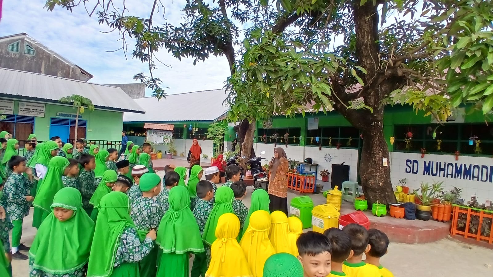 Komitmen terhadap kepedulian lingkungan terus ditanamkan oleh SD Muhammadiyah Perumnas.