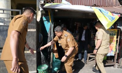 Wali Kota Makassar, Munafri Arifuddin, turun langsung meninjau distribusi air bersih di sejumlah permukiman wilayah utara Kota Makassar