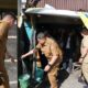 Wali Kota Makassar, Munafri Arifuddin, turun langsung meninjau distribusi air bersih di sejumlah permukiman wilayah utara Kota Makassar