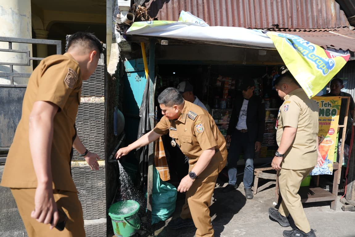 Wali Kota Makassar, Munafri Arifuddin, turun langsung meninjau distribusi air bersih di sejumlah permukiman wilayah utara Kota Makassar