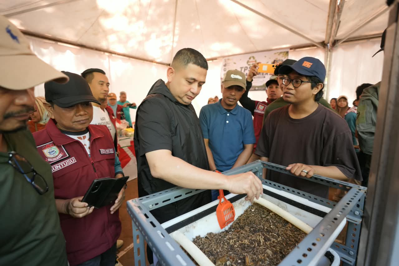 Wali Kota Makassar, Munafri Arifuddin alias Appi, bersama Ketua Dewan Lingkungan Hidup Kota Makassar yang juga Ketua TP PKK Kota Makassar,