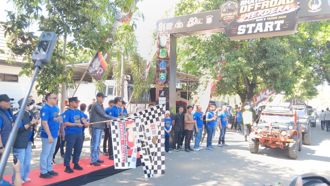 Kapolda Sulawesi Selatan Irjen Pol Djuhandani Rahardjo Puro bersama Gubernur Sulsel Andi Sudirman Sulaiman membuka sekaligus melepas peserta Bhayangkara Off-Road Merdeka Seri V Tahun 2026