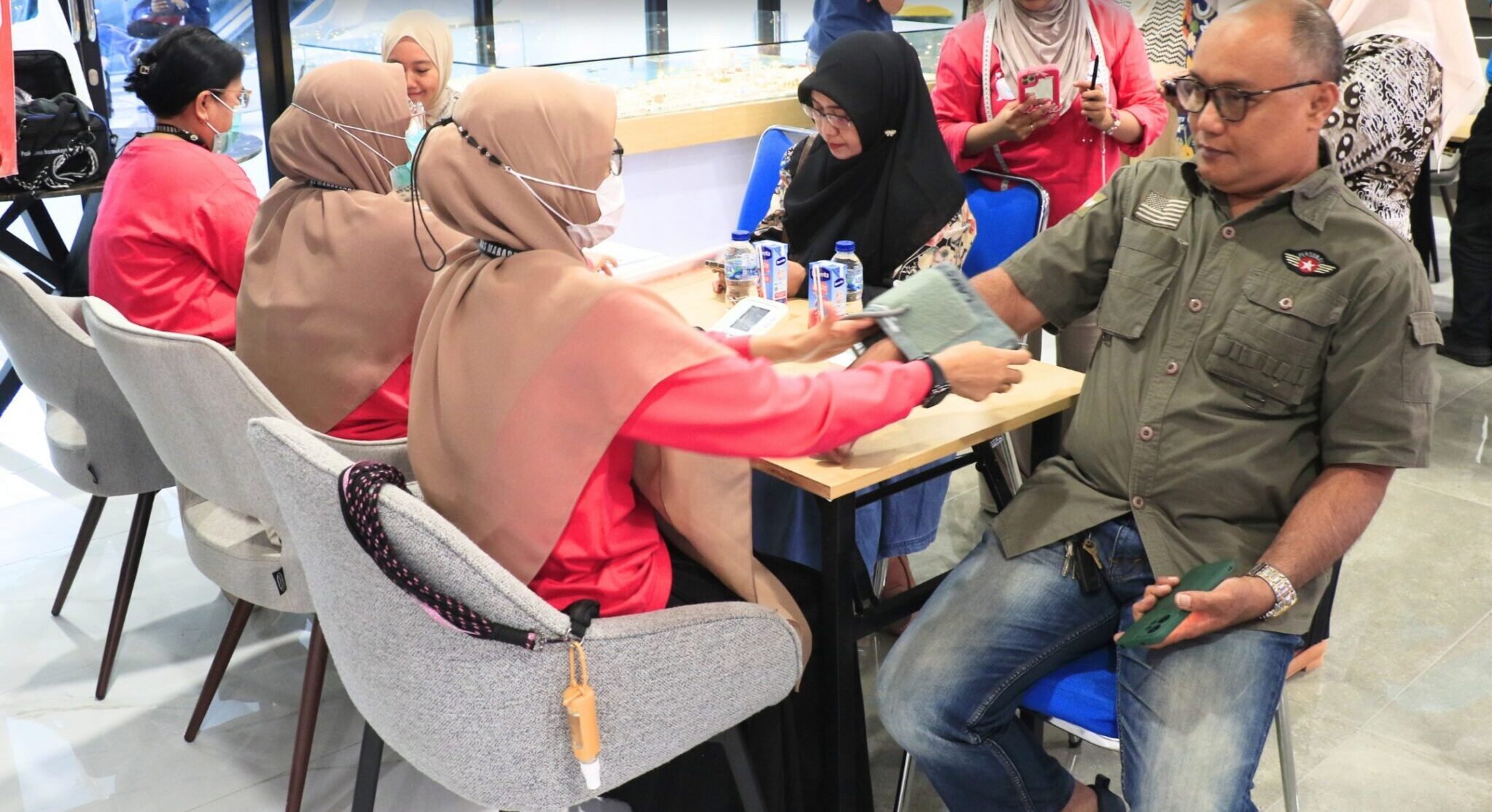 Puskesmas Maradekaya menghadirkan pemeriksaan kesehatan gratis di MPP Kota Makassar, meliputi tekanan darah, gula darah, kolesterol, asam urat dan skrining kesehatan.