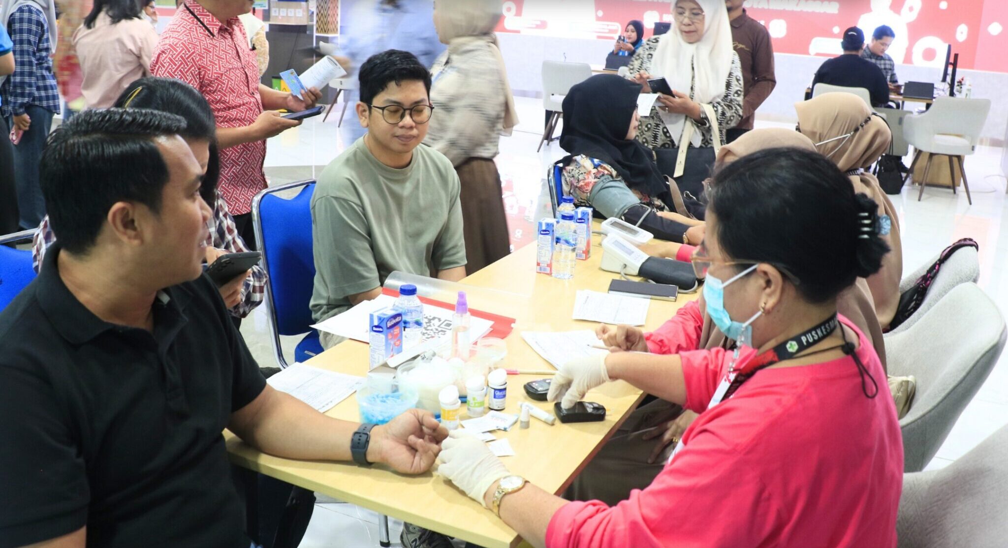 DPMPTSP Makassar bersama Puskesmas Maradekaya menggelar pemeriksaan kesehatan gratis di MPP Kota Makassar, meliputi gula darah, kolesterol, tekanan darah dan skrining kesehatan.