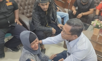 Kumala Elvira, istri terdakwa kasus dugaan pencurian tanah timbunan, Ilyas Sitaba, histeris dan bersujud di hadapan Ketua Pengadilan Negeri (PN) Sungguminasa,
