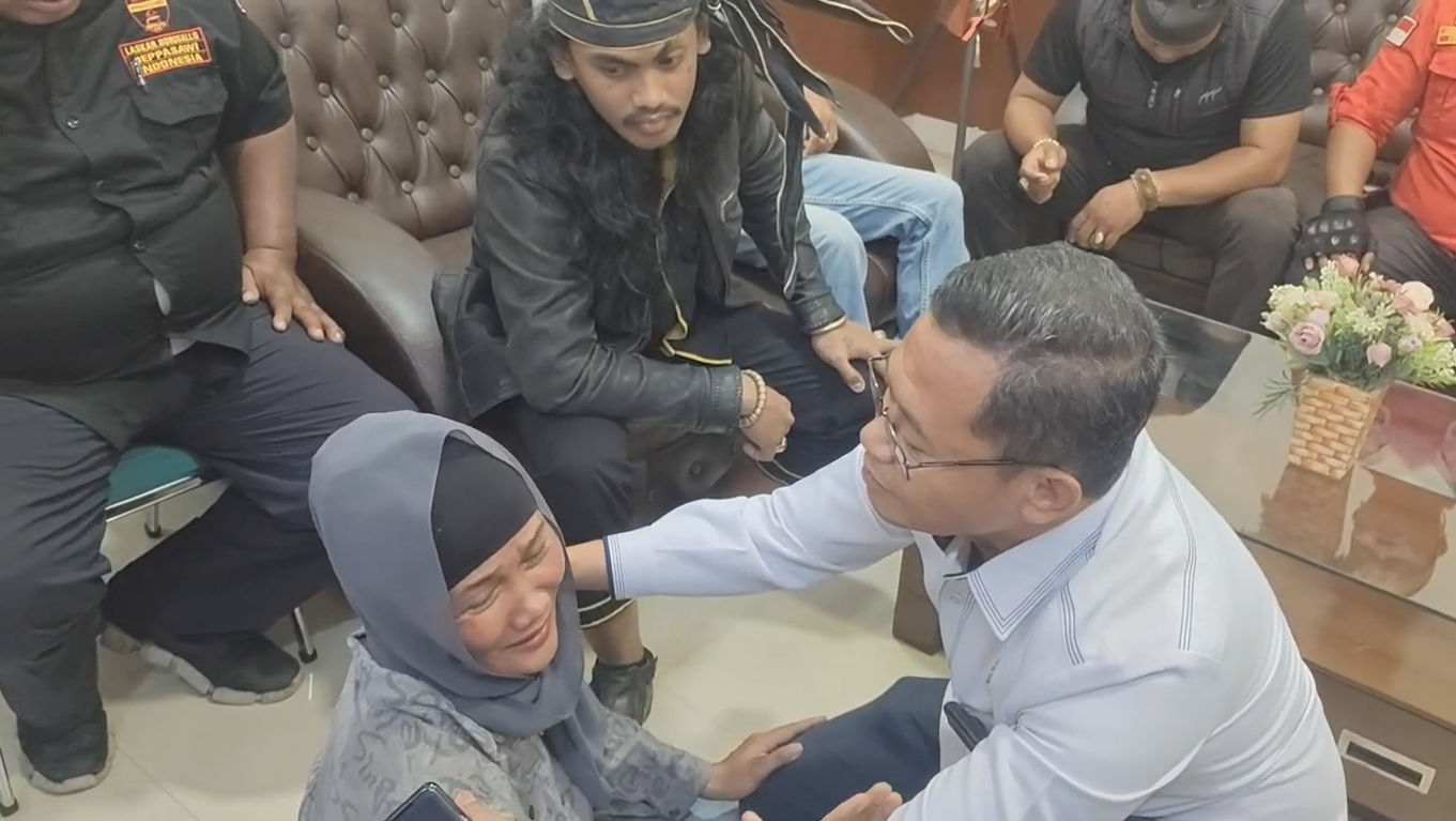 Kumala Elvira, istri terdakwa kasus dugaan pencurian tanah timbunan, Ilyas Sitaba, histeris dan bersujud di hadapan Ketua Pengadilan Negeri (PN) Sungguminasa,