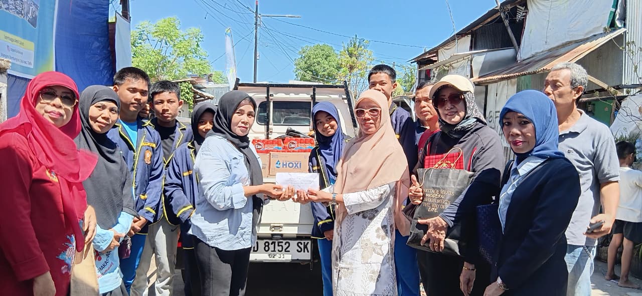 Kepedulian terhadap warga terdampak musibah kebakaran ditunjukkan keluarga besar UPT SPF SMP Negeri 15 Makassar. Dipimpin Kepala SMPN 15 Makassar, Mutmainah S.Pd., M.Pd