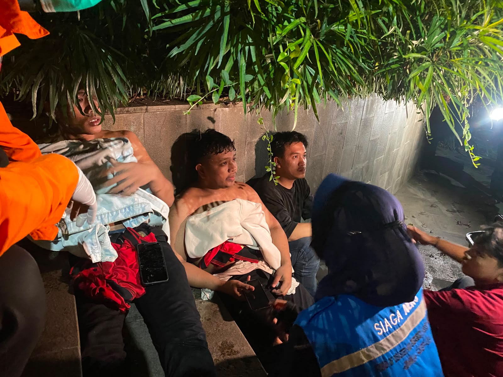 Kebakaran terjadi di lantai 4 NIPAH Mall Makassar, Minggu malam. Dua orang mengalami sesak napas dan mendapat penanganan medis, sementara penyebab kebakaran masih diselidiki.