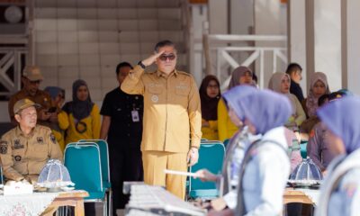 Sebanyak 100 pelajar SD dan SMP mengikuti Gerak Jalan HUT RI ke-81 di Barru. Wabup Abustan menekankan nilai kebersamaan, disiplin, dan semangat juang generasi muda.