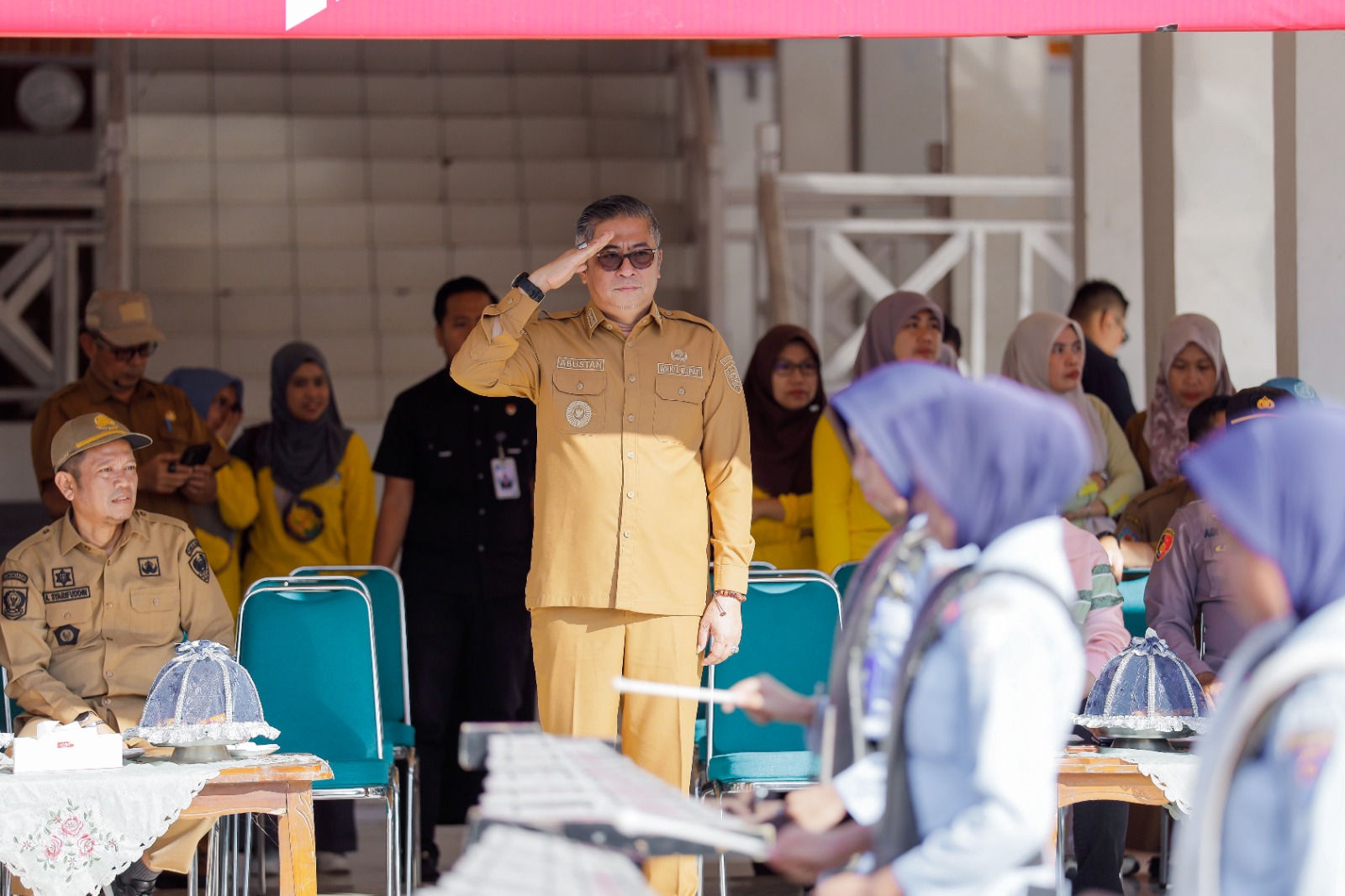 Sebanyak 100 pelajar SD dan SMP mengikuti Gerak Jalan HUT RI ke-81 di Barru. Wabup Abustan menekankan nilai kebersamaan, disiplin, dan semangat juang generasi muda.