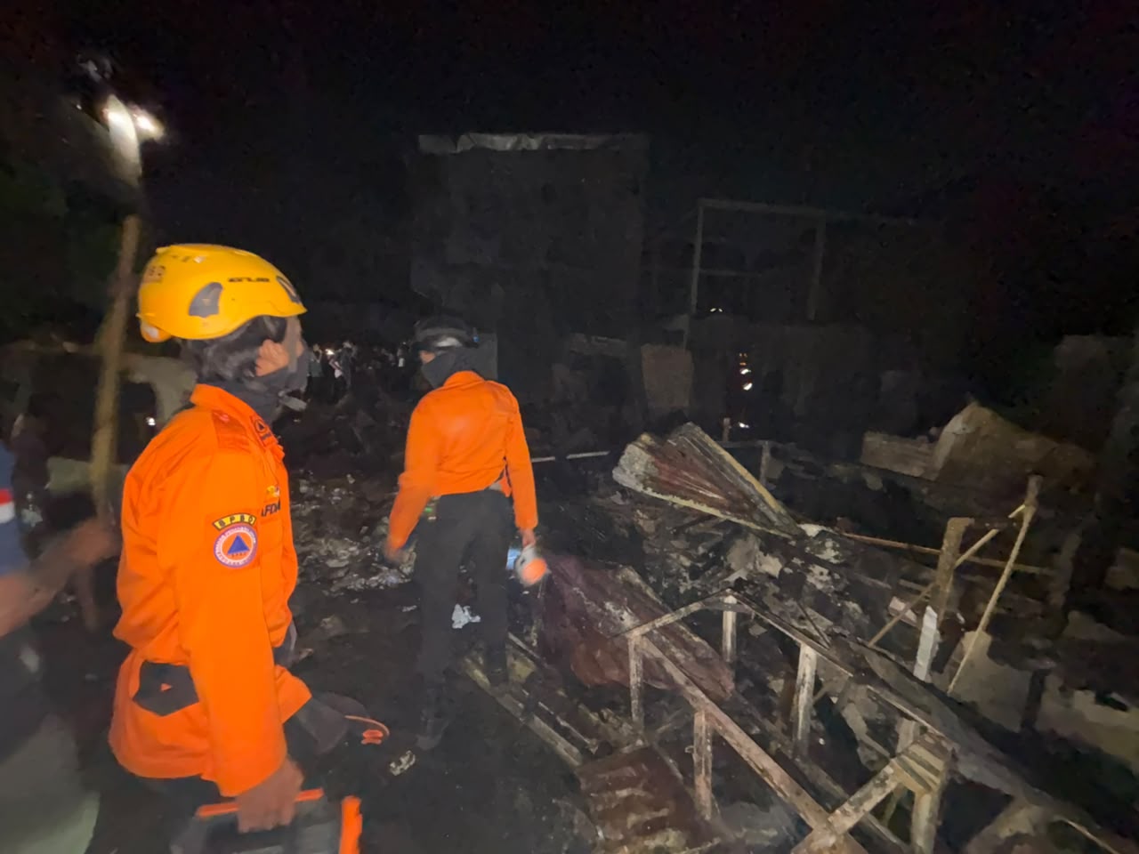 Kebakaran melanda kawasan permukiman padat di Jalan Kandea 3 Lorong 2 dan 3, Kelurahan Baraya, Kecamatan Bontoala, Kota Makassar, Senin (10/8/2026) malam.