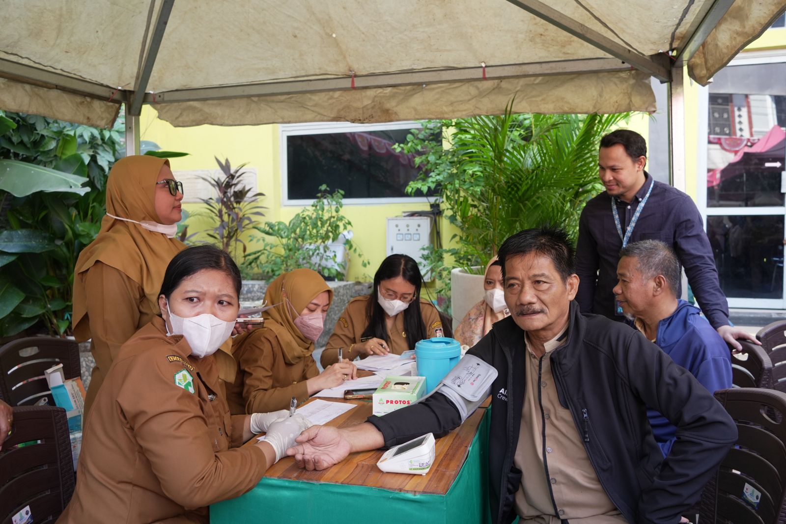 Sebanyak 200 warga Wajo, Makassar, mendapat pemeriksaan kesehatan gratis dari Program Pelindo Peduli, menyasar 100 balita dan 100 lansia.