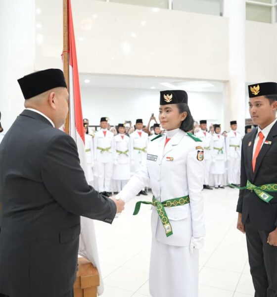 Wali Kota Makassar Munafri Arifuddin mengukuhkan 70 anggota Pasukan Pengibar Bendera Pusaka (Paskibraka) tingkat Kota Makassar Tahun 2026