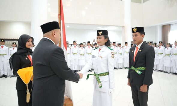 Wali Kota Makassar Munafri Arifuddin mengukuhkan 70 anggota Pasukan Pengibar Bendera Pusaka (Paskibraka) tingkat Kota Makassar Tahun 2026
