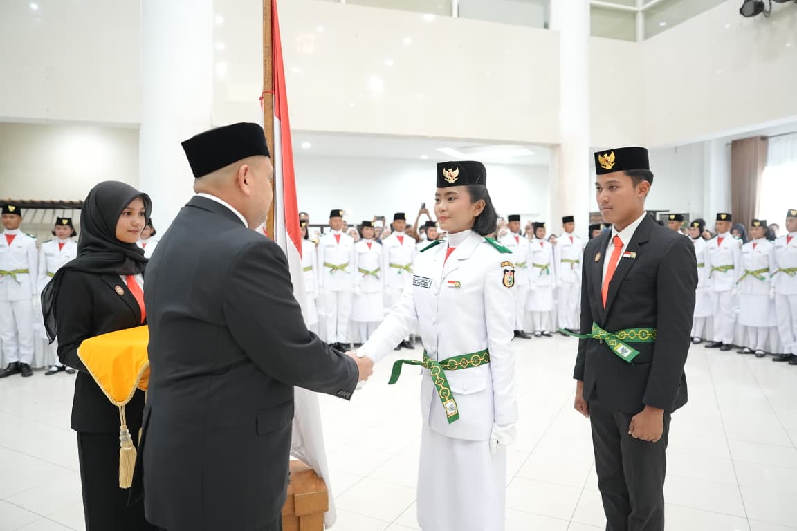 Wali Kota Makassar Munafri Arifuddin mengukuhkan 70 anggota Pasukan Pengibar Bendera Pusaka (Paskibraka) tingkat Kota Makassar Tahun 2026