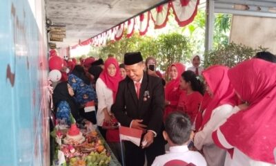 SD Inpres Banta-Bantaeng 1 Makassar merayakan HUT ke-81 RI dengan upacara bendera dan lomba menghias nasi tumpeng yang penuh kreativitas.