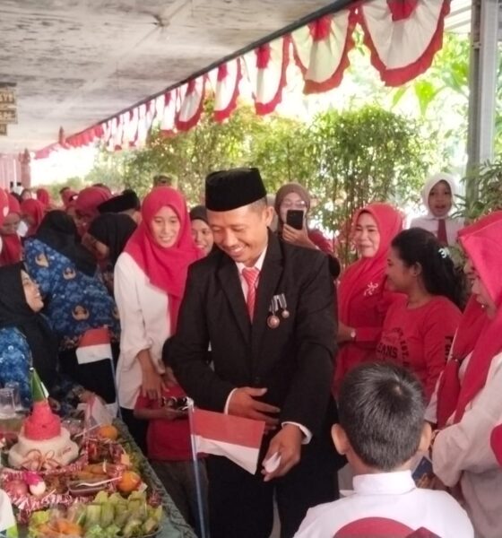 SD Inpres Banta-Bantaeng 1 Makassar merayakan HUT ke-81 RI dengan upacara bendera dan lomba menghias nasi tumpeng yang penuh kreativitas.