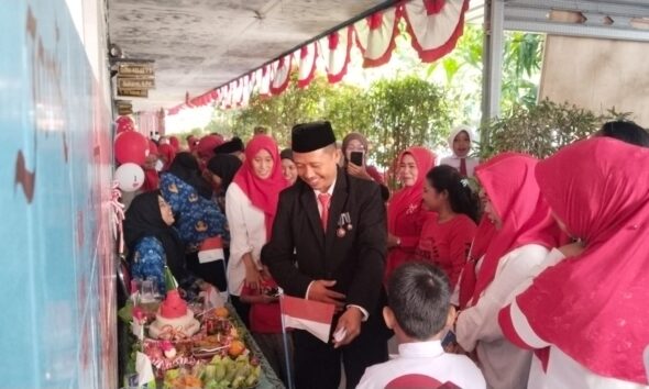 SD Inpres Banta-Bantaeng 1 Makassar merayakan HUT ke-81 RI dengan upacara bendera dan lomba menghias nasi tumpeng yang penuh kreativitas.