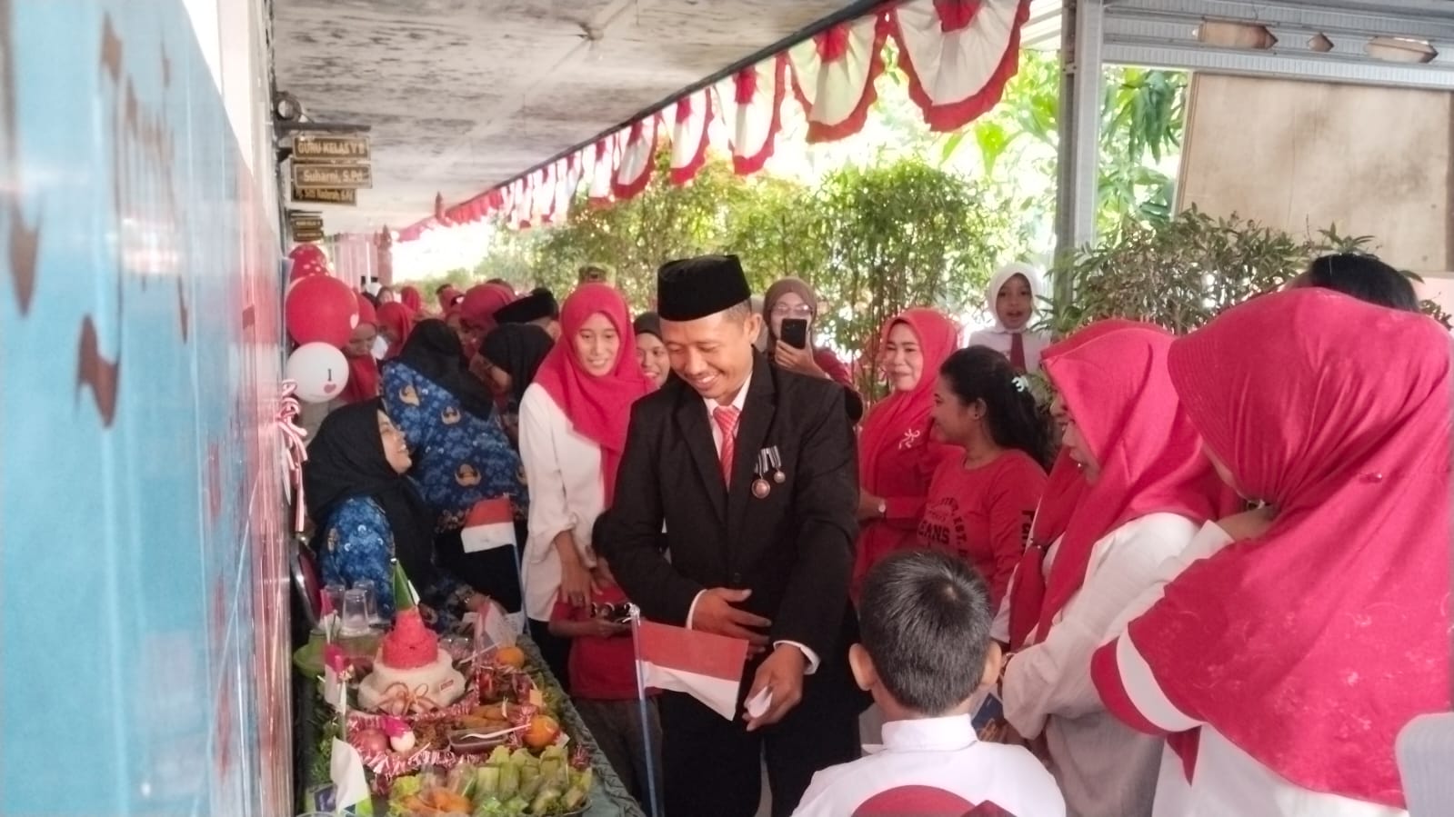 SD Inpres Banta-Bantaeng 1 Makassar merayakan HUT ke-81 RI dengan upacara bendera dan lomba menghias nasi tumpeng yang penuh kreativitas.