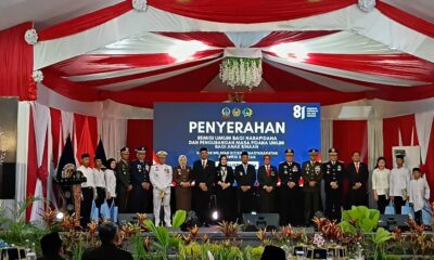 Gubernur Sulawesi Selatan Andi Sudirman Sulaiman menyerahkan remisi umum kepada warga binaan pemasyarakatan (WBP) di Lembaga Pemasyarakatan (Lapas) Kelas I Makassar