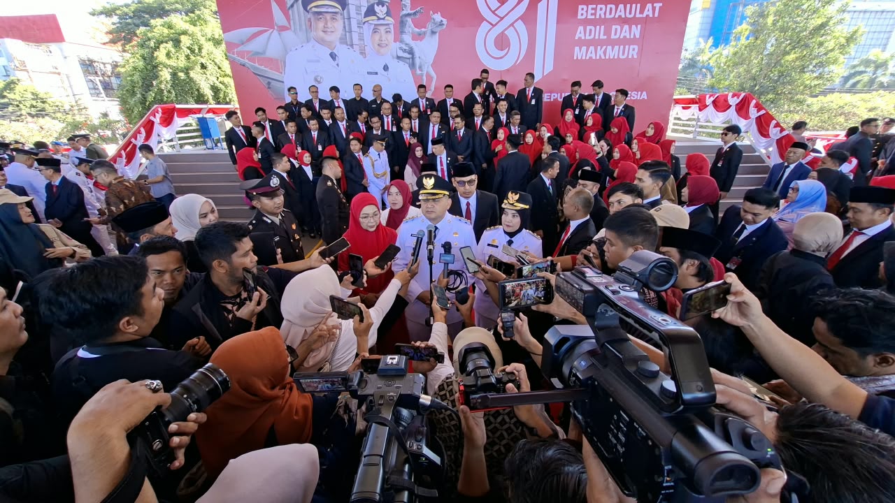 Wali Kota Makassar, Munafri Arifuddin, memimpin upacara pengibaran bendera Merah Putih