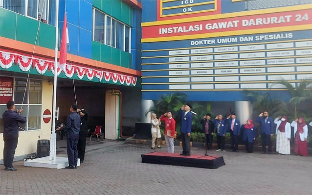 Ratusan dokter, perawat, tenaga kesehatan dan karyawan Rumah Sakit PKU Muhammadiyah Unismuh Makassar mengikuti Upacara Peringatan HUT ke-81 Proklamasi Kemerdekaan RI,