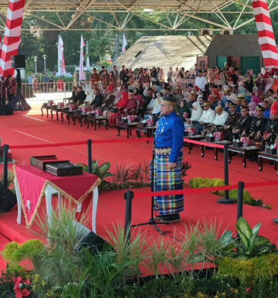 Balutan Pakaian Adat Bugis mewarnai upacara penurunan duplikat Bendera Merah Putih
