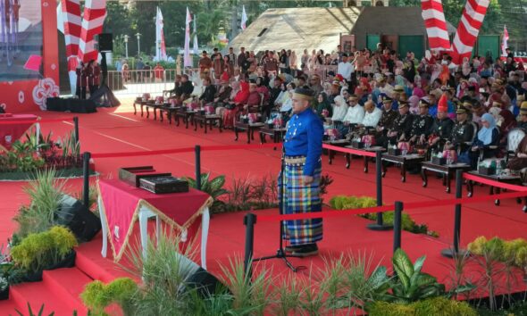 Balutan Pakaian Adat Bugis mewarnai upacara penurunan duplikat Bendera Merah Putih