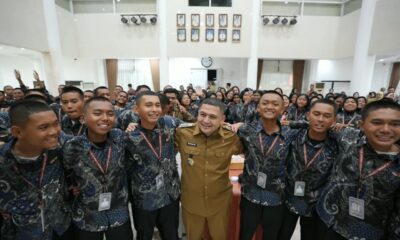 Wali Kota Makassar Munafri Arifuddin alias Appi memberikan apresiasi kepada 70 anggota Pasukan Pengibar Bendera Pusaka (Paskibraka) Kota Makassar 2026