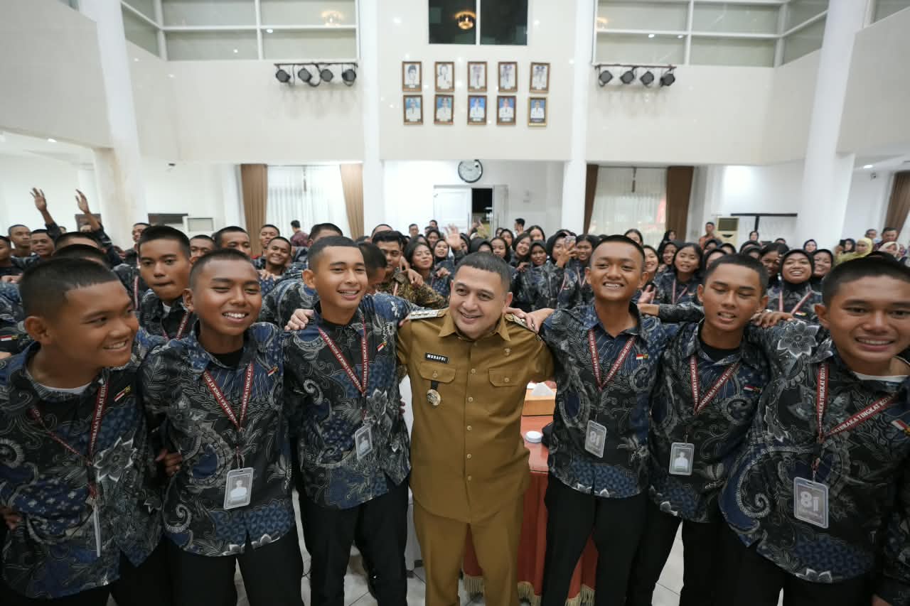 Wali Kota Makassar Munafri Arifuddin alias Appi memberikan apresiasi kepada 70 anggota Pasukan Pengibar Bendera Pusaka (Paskibraka) Kota Makassar 2026