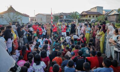 Bupati Barru Andi Ina Kartika Sari mengajarkan kejujuran, disiplin, dan hidup sehat kepada anak-anak saat Operasi Kemanusiaan Kekeringan 2026 di Padongko.