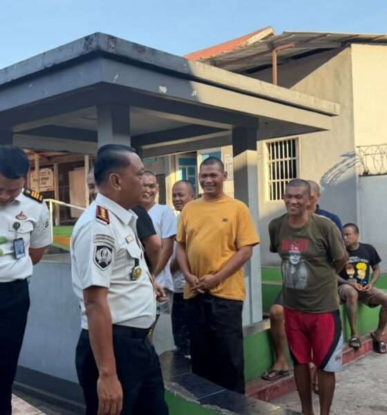 Kepala Lembaga Pemasyarakatan (Kalapas) Narkotika Sungguminasa, Moh Ilham Agung Setyawan, langsung melakukan blusukan ke blok hunian sekaligus menyapa warga binaan,