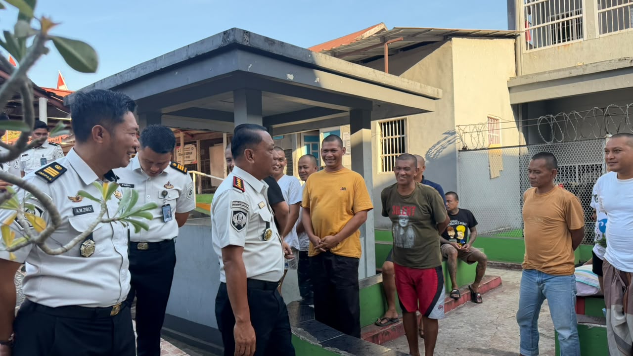 Kepala Lembaga Pemasyarakatan (Kalapas) Narkotika Sungguminasa, Moh Ilham Agung Setyawan, langsung melakukan blusukan ke blok hunian sekaligus menyapa warga binaan,