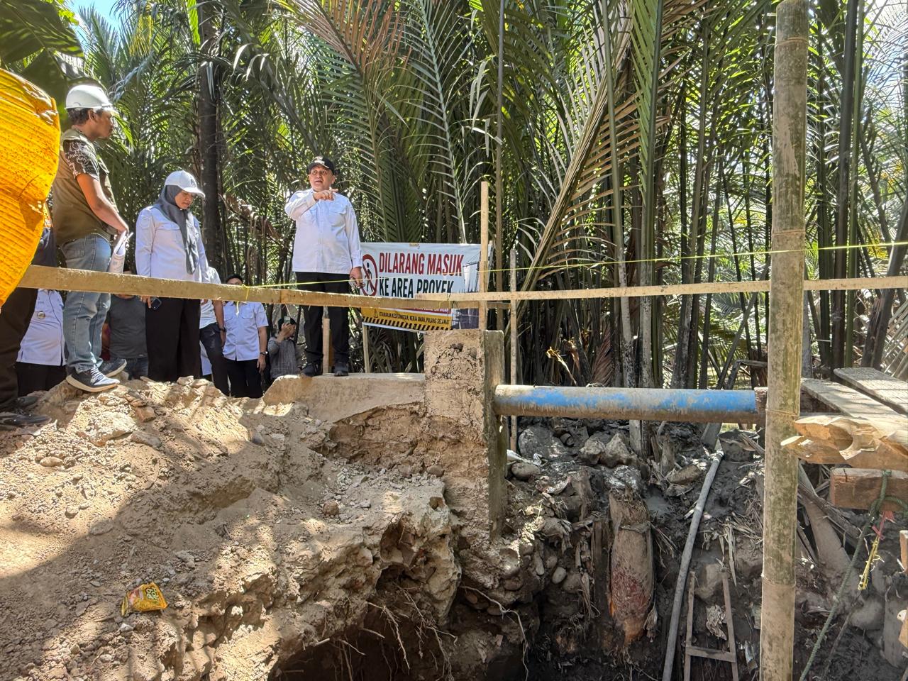 Wali Kota Makassar Munafri Arifuddin meninjau progres pembangunan Jembatan Kaccia di Barombong yang ditargetkan rampung kurang dari 100 hari.