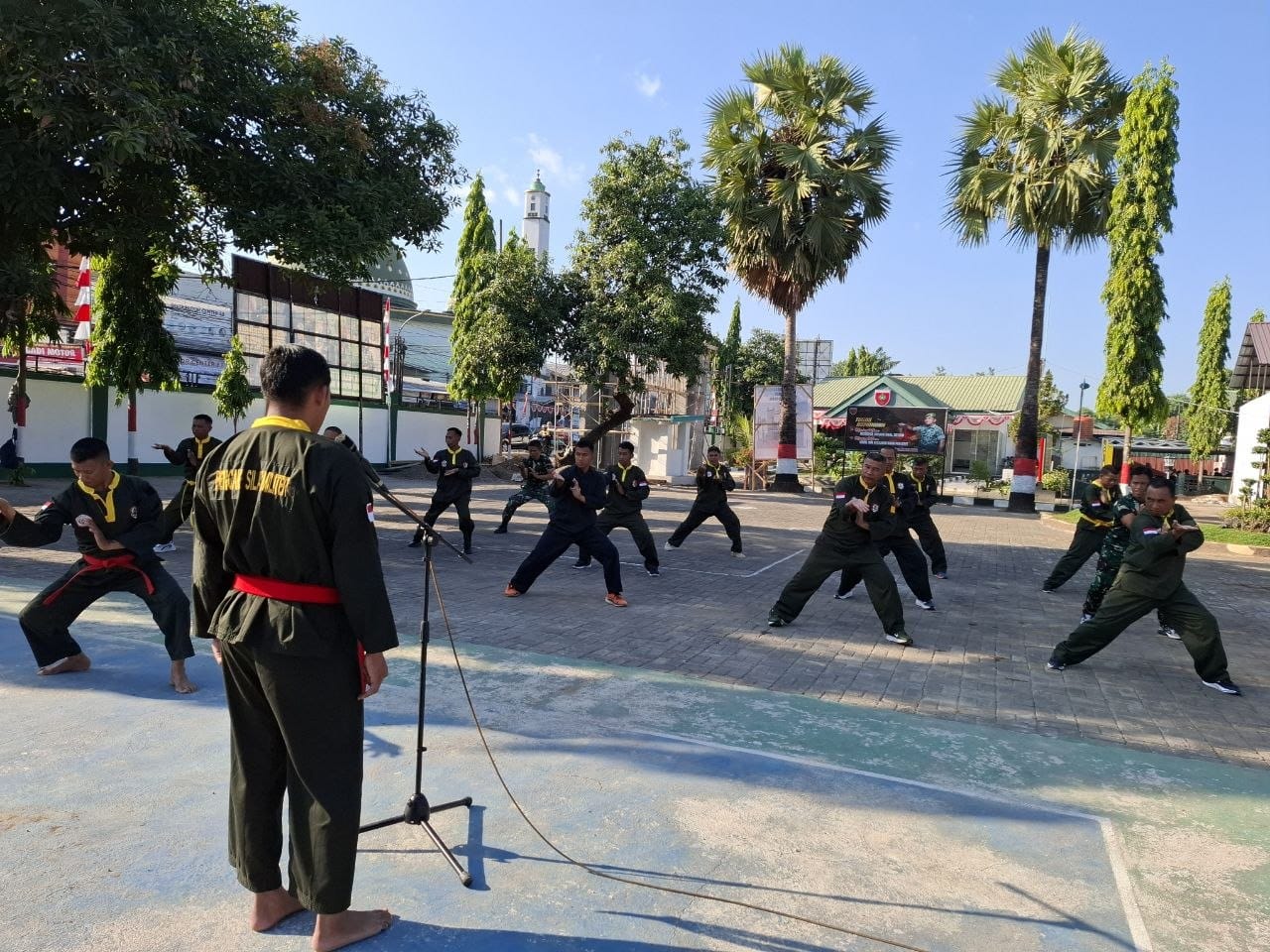 Dalam upaya menjaga kebugaran fisik sekaligus meningkatkan kesiapsiagaan prajurit, personel Kodim 1409/Gowa rutin menggelar latihan Pencak Silat Militer (PSM).