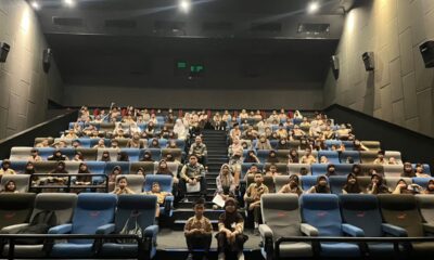 Puluhan siswa dan guru SD Inpres Banta-Bantaeng 1 Makassar mengikuti kegiatan nonton bareng (nobar) film “Pramuka”