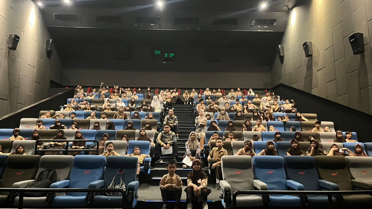 Puluhan siswa dan guru SD Inpres Banta-Bantaeng 1 Makassar mengikuti kegiatan nonton bareng (nobar) film “Pramuka”