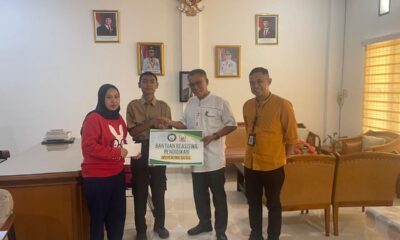 Bantuan beasiswa dari Gubernur Sulawesi Selatan melalui Badan Amil Zakat (Baznas) Provinsi Sulawesi Selatan diserahkan kepada siswa SMKN 5 Makassar,