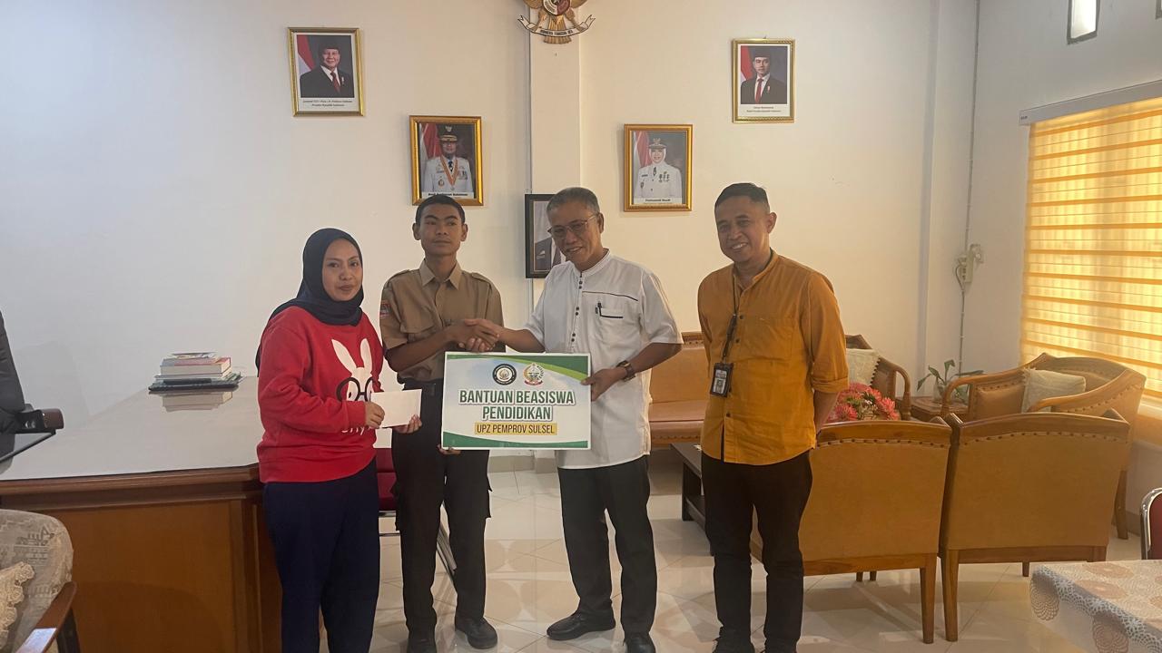 Bantuan beasiswa dari Gubernur Sulawesi Selatan melalui Badan Amil Zakat (Baznas) Provinsi Sulawesi Selatan diserahkan kepada siswa SMKN 5 Makassar,