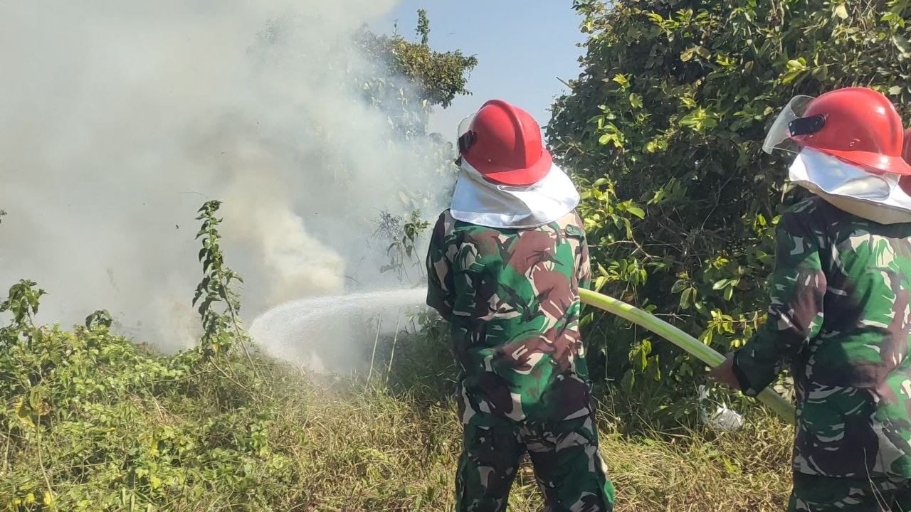ajaran Kodim 1409/Gowa bersama Dinas Pemadam Kebakaran (Damkar) Pemerintah Kabupaten Gowa bergerak cepat